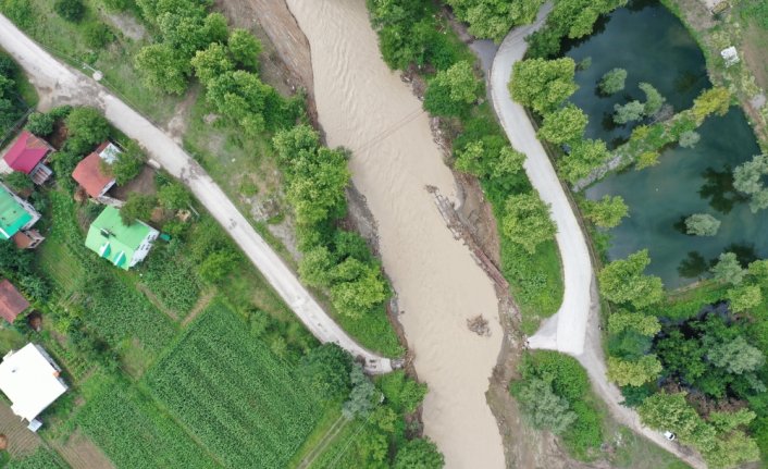 Düzce'de köprü yıkılınca Ballıca köyü sular altında kalmaktan kurtuldu