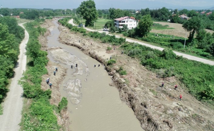 Düzce'de sele kapılan operatörü arama çalışmalarına ara verildi