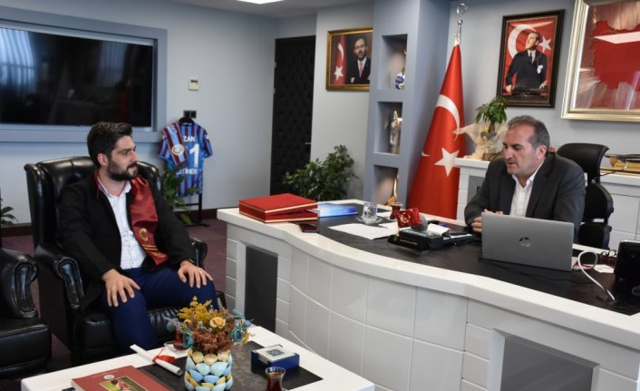 Gece çalışıp gündüz üniversite eğitimini sürdüren genç tıp diplomasına kavuştu