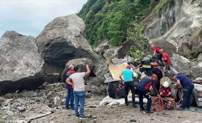 GÜNCELLEME - Artvin'de kara yolundaki tırların üzerine kaya düşmesi sonucu 1 kişi öldü