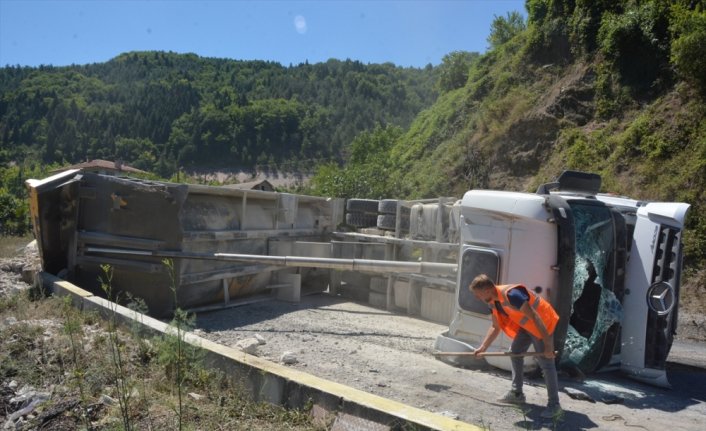 Kastamonu'da hafriyat kamyonunun devrilmesi sonucu 3 kişi yaralandı