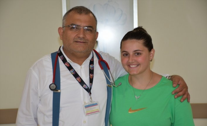 Kosovalı genç kız resim tutkusu ile tümörü yendi