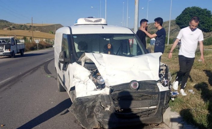 Merzifon'da hafif ticari araç ile otomobilin çarpıştığı kazada 1 kişi yaralandı