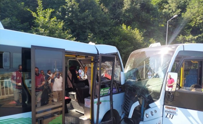 Rize'de iki dolmuşun çarpıştığı kazada 17 kişi yaralandı