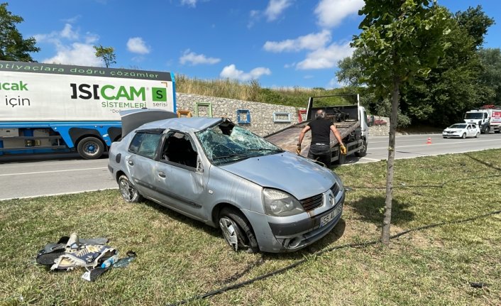 Samsun'da refüje devrilen otomobildeki 2 kişi yaralandı