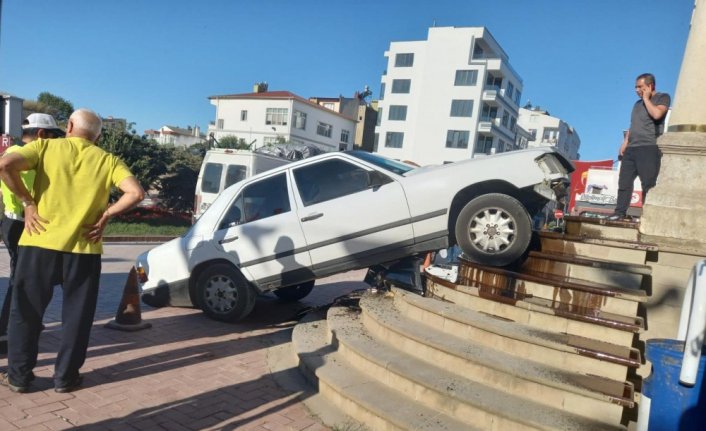 Sinop'ta gaz pedalı takılı kalan otomobil, Adliye Sarayı’nın merdivenine çarptı