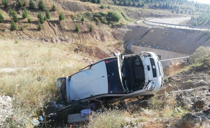 Tokat'ta devrilen hafif ticari araçtaki 3 kişi yaralandı