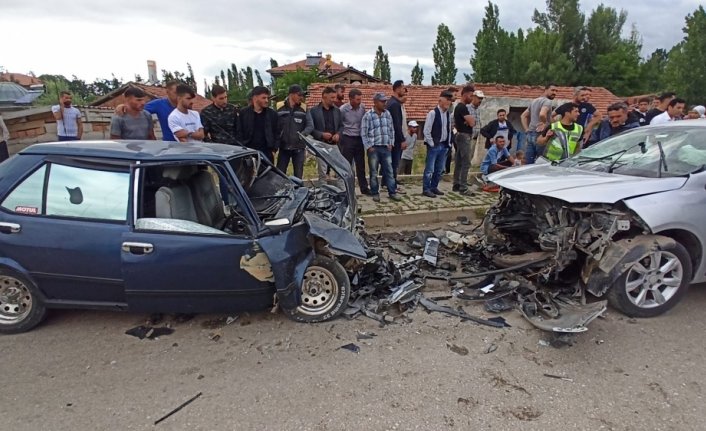 Tokat'ta iki otomobil çarpıştı, 5 kişi yaralandı