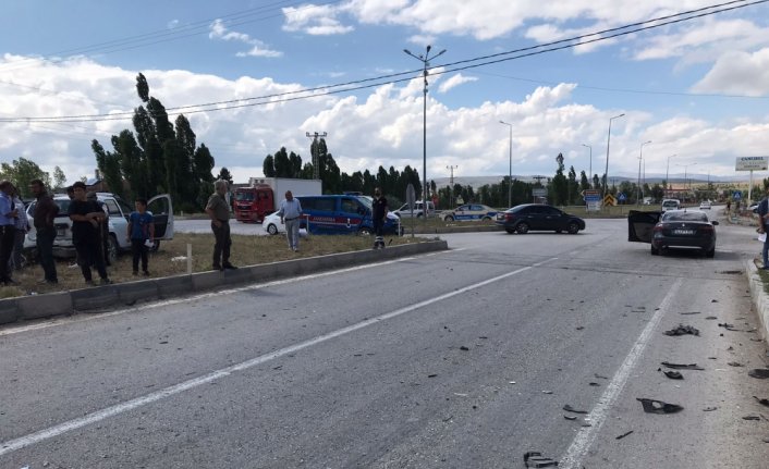 Tokat'ta otomobil ile cip çarpıştı, 5 kişi yaralandı
