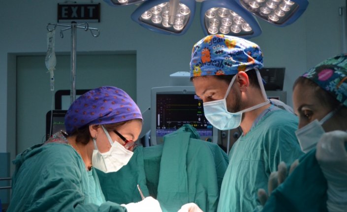 Trabzon'da prematüre doğan bebeğe kasık fıtığı ameliyatı yapıldı