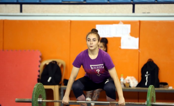 Yıldız kadın halterciler, Avrupa Şampiyonası'nda altın madalya için çalışıyor