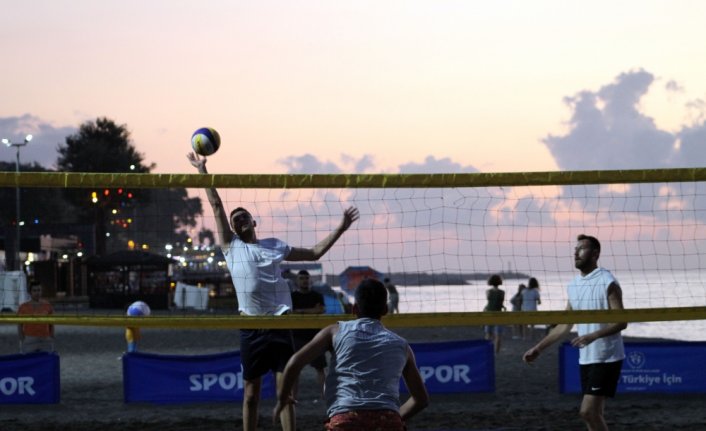 Akçakoca'da plaj voleybolu turnuvası yapıldı