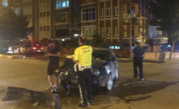 Amasya'da 2 otomobilin çarpıştığı kazada 2 kişi yaralandı