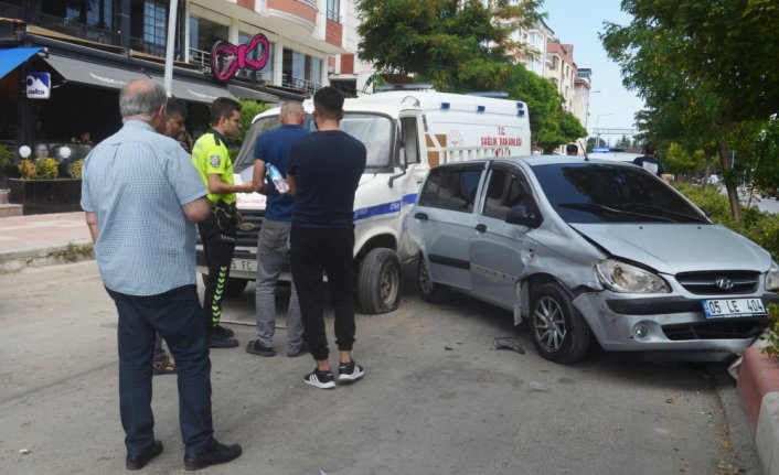 Amasya'da otomobil ile pikabın çarpıştığı kazada 2 kişi yaralandı