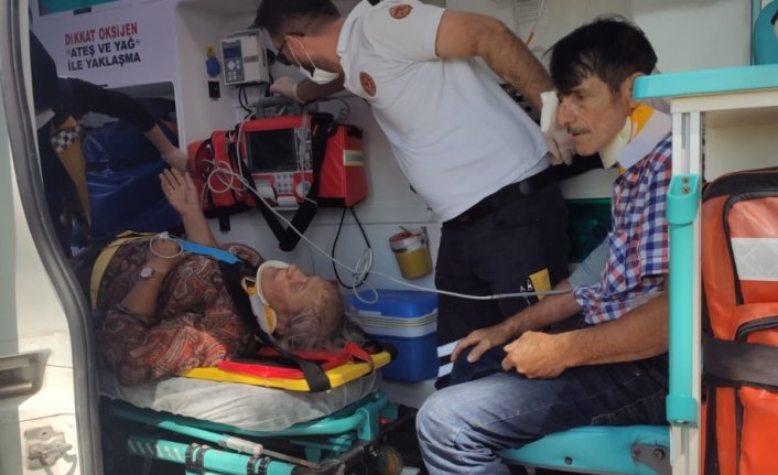 Amasya’da otomobilin tarlaya devrilmesi sonucu 2 kişi yaralandı