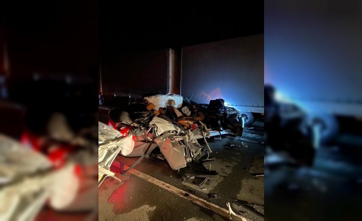 Artvin'de otomobil ile tırın çarpıştığı kazada 1 kişi öldü