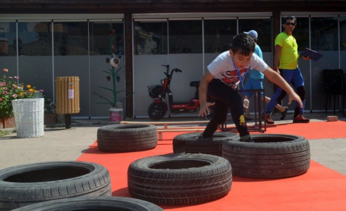 Atık malzemelerle oluşturulan oyun parkuru çocukların eğlencesi oldu