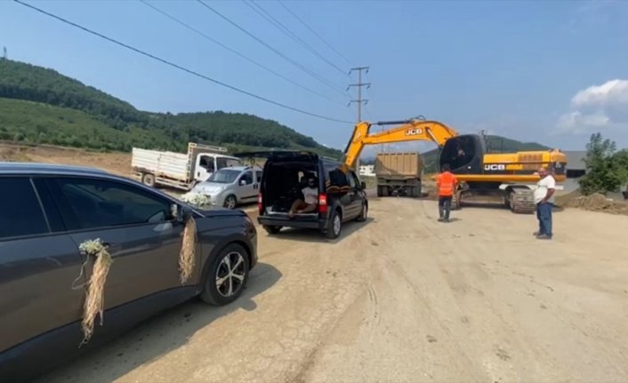 Bahşiş almak için iş makinesiyle düğün konvoyunun önünü kesti