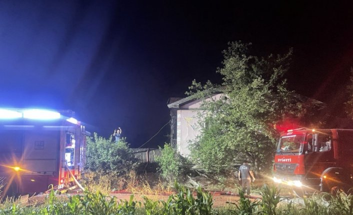 Bolu'da 2 katlı ahşap evde çıkan yangın söndürüldü