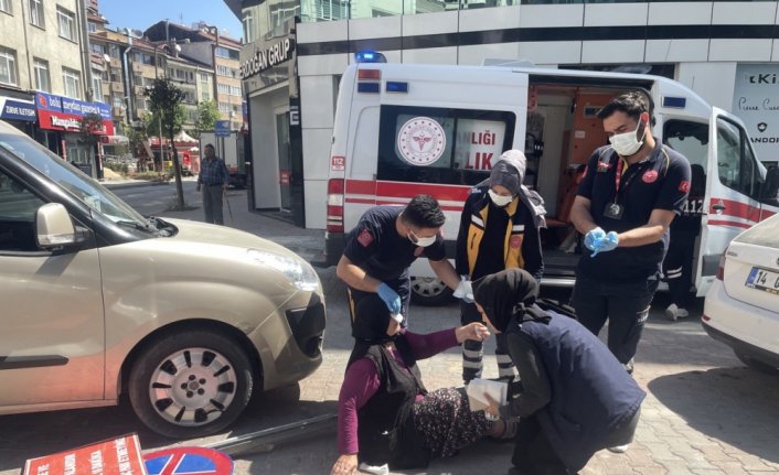 Bolu'da devrilen işaret levhasına takılarak düşen kadın yaralandı