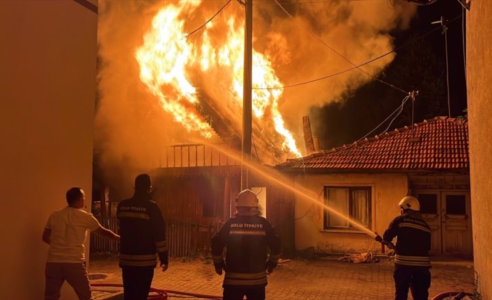 Bolu'da elektrik tellerine sıçrayan yangın mahalleyi elektriksiz bıraktı