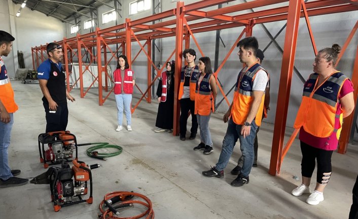 Bolu'da Kızılay gönüllüsü gençlere afet bilinci eğitimi verildi