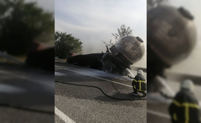Bolu'da seyir halinde yangın çıkan tanker kullanılamaz hale geldi