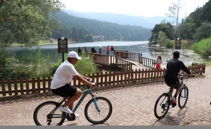 Bolu'da sıcak havadan bunalanlar Gölcük'te doğa içinde zaman geçirdi