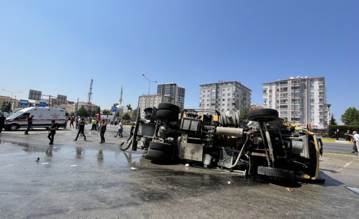 Çorum'da vidanjörle kamyonet çarpıştı, 6 kişi yaralandı