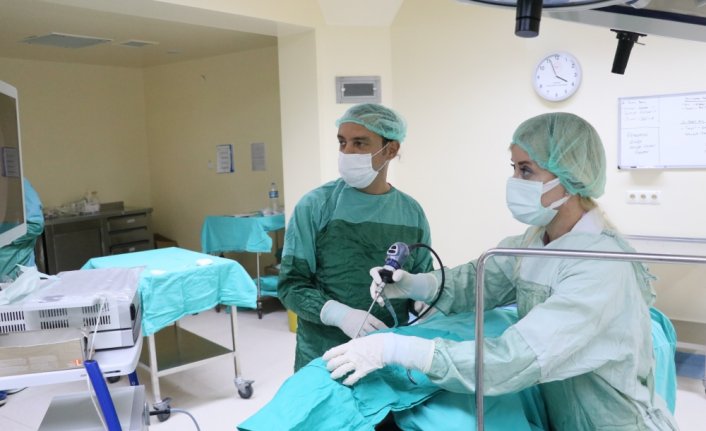 Doktor çift çoğu zaman ameliyatlara birlikte giriyor