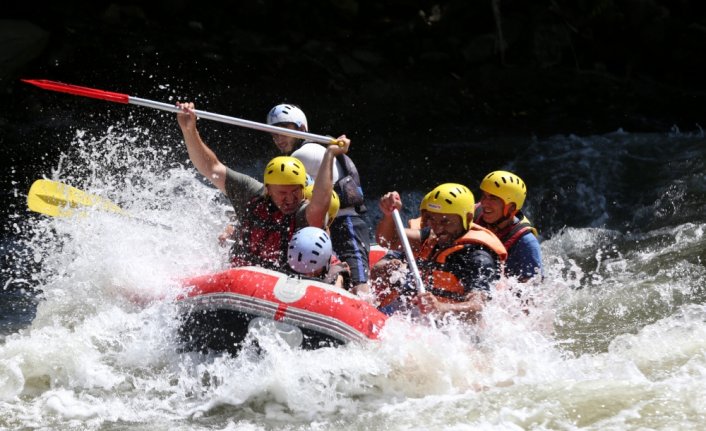 Düzce'de sıcak havadan bunalanlar Melen Çayı'nda rafting yaptı