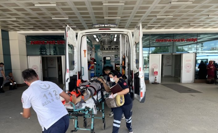 Düzce'de yük asansöründen düşen işçi ağır yaralandı