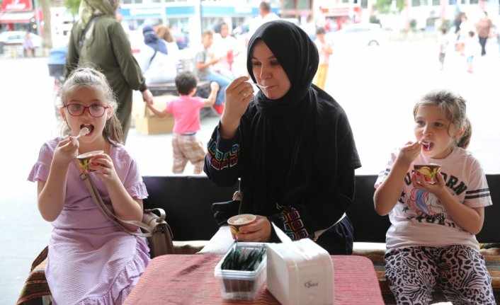 Giresun'un tescilli Görele dondurması hayır için dağıtılıyor