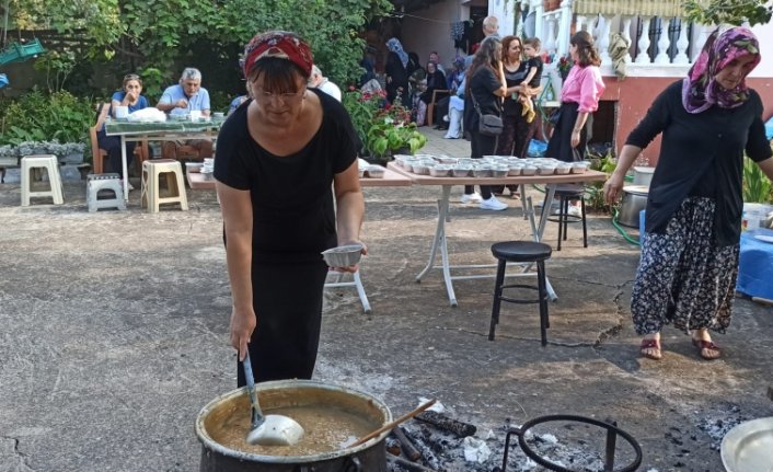 İmece usulü yaptıkları aşureyi mahalleliye dağıttılar