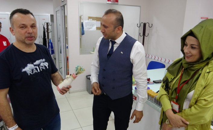 Kan bağışçılarına ikram edilen maden suyu şişeleri hediyelik eşyaya dönüşüyor