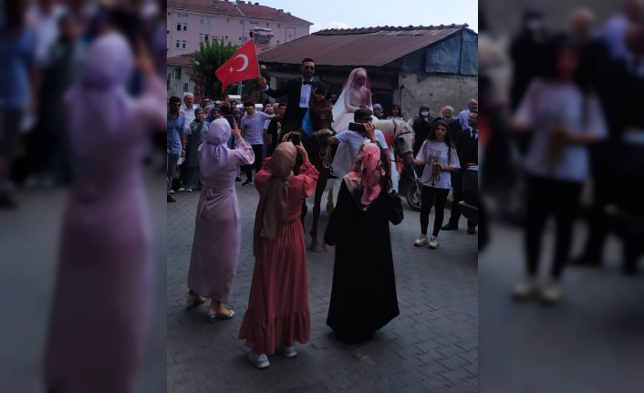 Karabük'te atlara binen gelin ve damat şehir turu attı