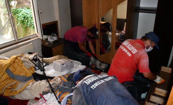 Karabük'te bir evden 2 kamyonet çöp çıkarıldı