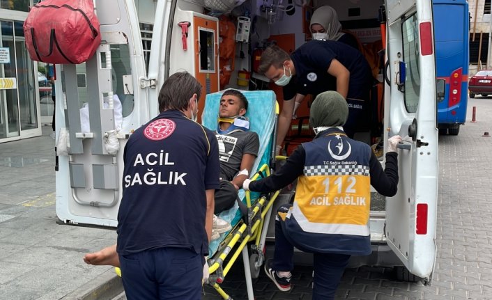 Karabük'te refüje devrilen otomobildeki 3'ü çocuk 5 kişi yaralandı