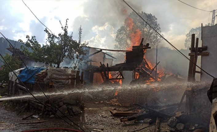 Kastamonu'da köyde çıkan yangın söndürülmeye çalışılıyor