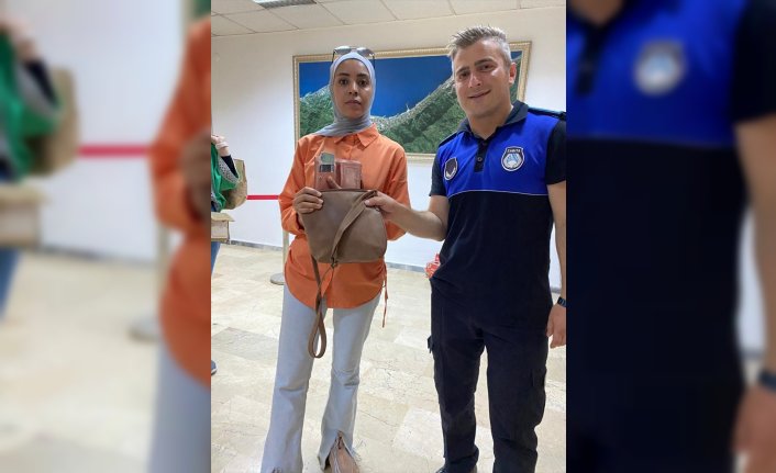 Rize'de zabıta memurunun bulduğu para dolu çanta Ürdünlü sahibine ulaştırıldı