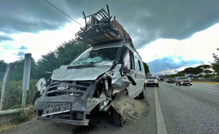 Samsun’da minibüsle tırın çarpışması sonucu 3’ü çocuk 14 kişi yaralandı