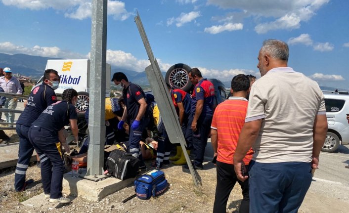 Sinop'ta devrilen otomobildeki 2 kişi yaralandı