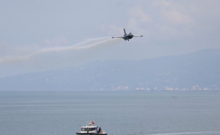 SOLOTÜRK Rize'de gösteri uçuşu yaptı