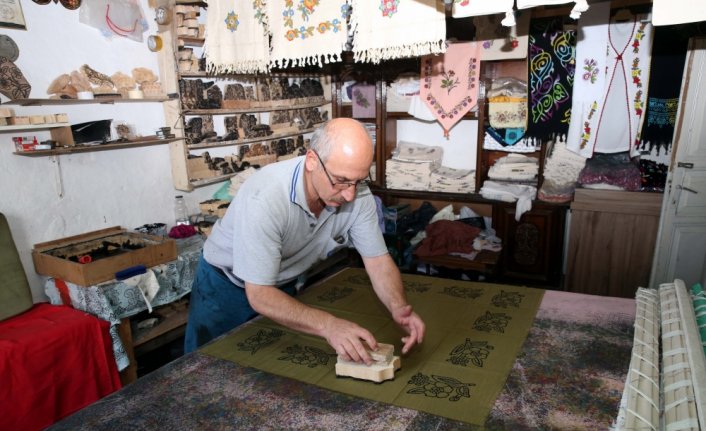 Tokat'ın kadim el sanatı yazmacılığa ömrünün 51 yılını verdi