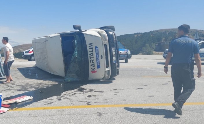 Tokat'ta devrilen minibüsteki 5 kişi yaralandı