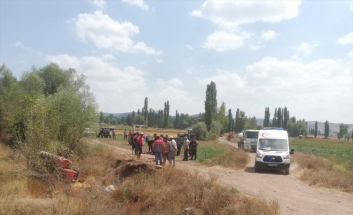 Tokat'ta devrilen traktördeki 2 kişi yaralandı