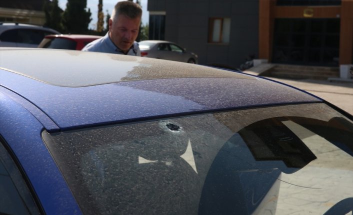 Tokat'ta otomobilin ön camına yorgun mermi isabet etti