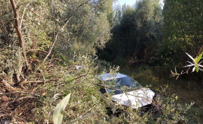 Tokat'ta şarampole düşen otomobildeki polis ile eşi ve çocuğu yaralandı
