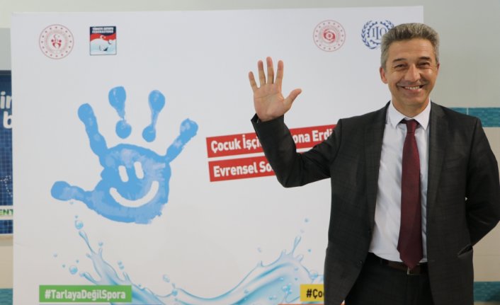 Trabzon'a gelen mevsimlik tarım işçilerinin çocuklarına yüzme eğitimi