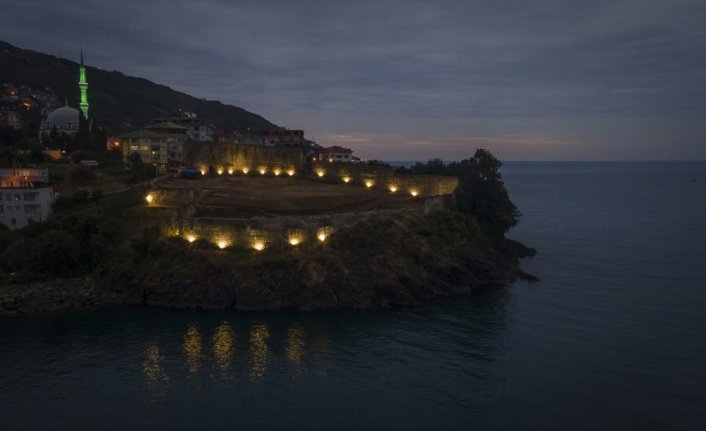 Trabzon'da denize hakim noktadaki Akçakale ışıklandırıldı